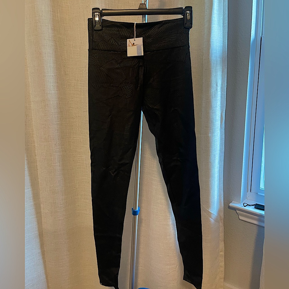 Women’s faux crocodile leggings